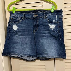 Torrid 5in inseam denim shorts size 14
